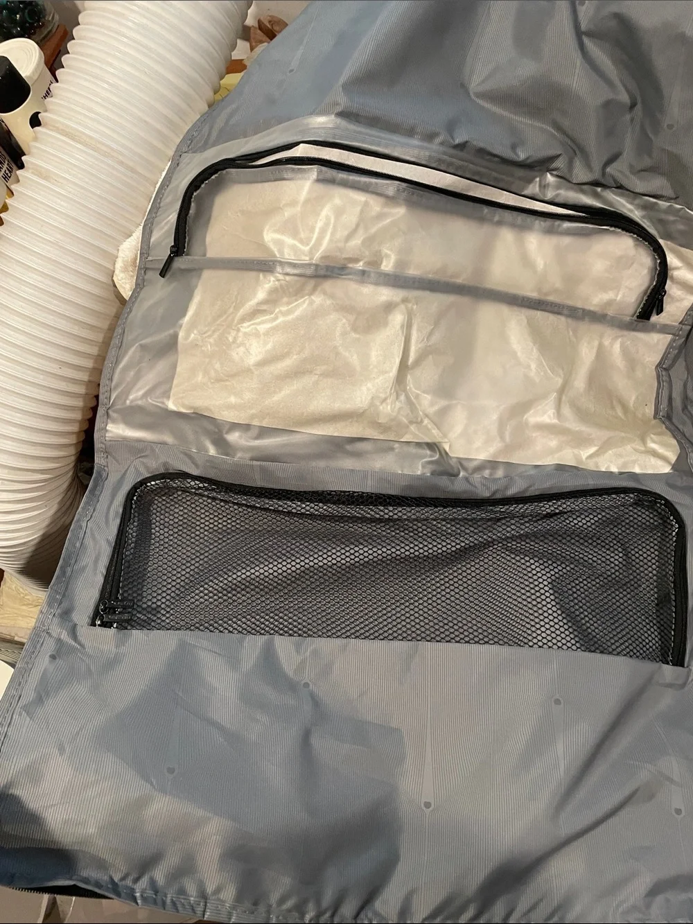 NWOT Delsey Paris Garment Gag W/ Tons of Storage B138